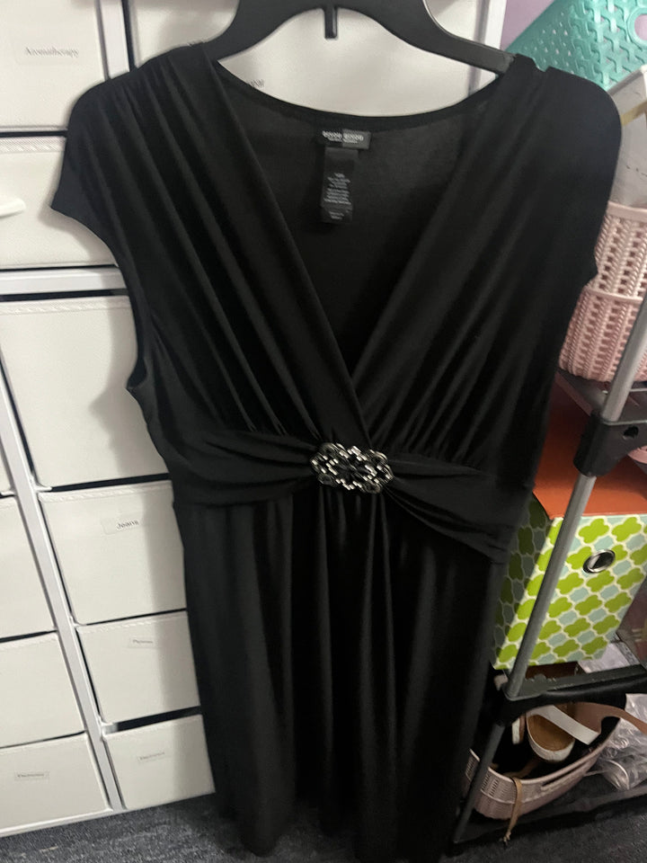 Elegant Black Brooch Dress – Perfect for Events